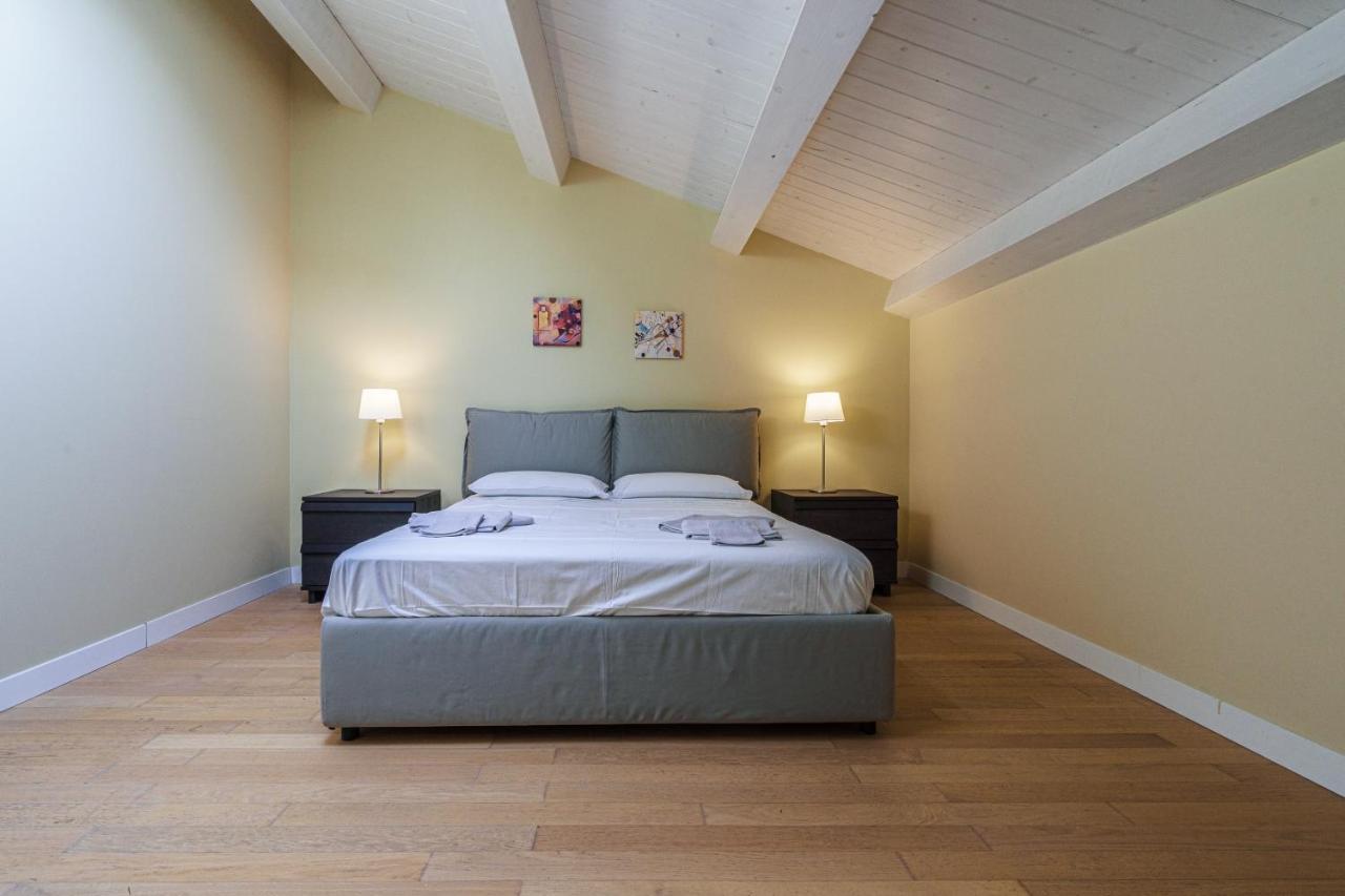 Holiday In Home Suite Archimede Catania Bagian luar foto
